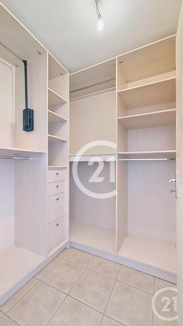 Appartement T3 &agrave; louer - 3 pi&egrave;ces - 77,19 m2 - St Martin De Crau - 13 - PROVENCE-ALPES-COTE-D-AZUR