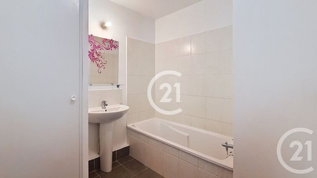 Appartement F4 &agrave; louer - 4 pi&egrave;ces - 89,79 m2 - St Martin De Crau - 13 - PROVENCE-ALPES-COTE-D-AZUR