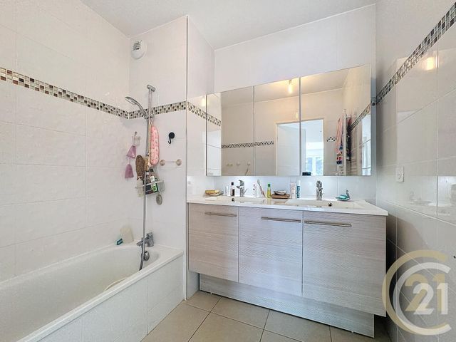 Appartement T3 à vendre - 3 pièces - 62,55 m2 - Cannes La Bocca - 06 - PROVENCE-ALPES-COTE-D-AZUR