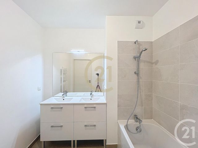 Appartement T3 &agrave; louer - 3 pi&egrave;ces - 69,30 m2 - Cannes La Bocca - 06 - PROVENCE-ALPES-COTE-D-AZUR