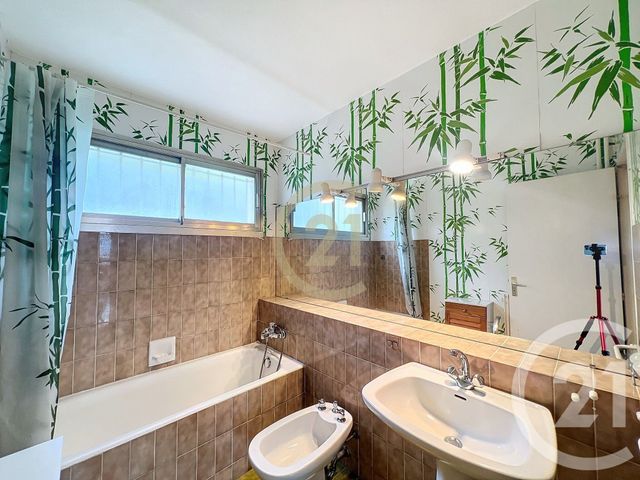 Appartement F2 &agrave; louer - 2 pi&egrave;ces - 59,77 m2 - Cannes La Bocca - 06 - PROVENCE-ALPES-COTE-D-AZUR