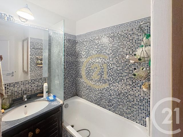 Appartement F2 + cab &agrave; vendre - 2 pi&egrave;ces - 28,93 m2 - Cannes La Bocca - 06 - PROVENCE-ALPES-COTE-D-AZUR