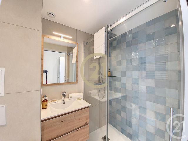 Appartement F2 + cab &agrave; louer - 3 pi&egrave;ces - 34 m2 - Cannes - 06 - PROVENCE-ALPES-COTE-D-AZUR