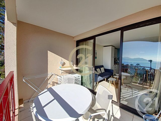 Appartement F2 + cab &agrave; louer - 3 pi&egrave;ces - 34 m2 - Cannes - 06 - PROVENCE-ALPES-COTE-D-AZUR