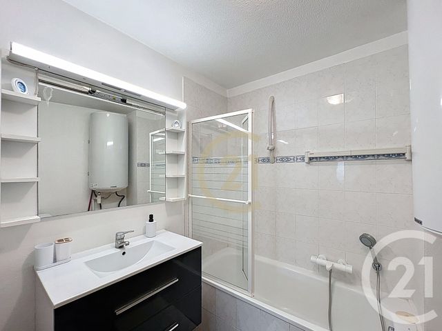 Appartement T2 &agrave; louer - 2 pi&egrave;ces - 41,68 m2 - Cannes La Bocca - 06 - PROVENCE-ALPES-COTE-D-AZUR