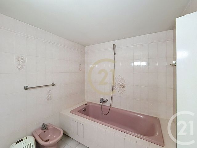 Appartement T2 &agrave; louer - 2 pi&egrave;ces - 70 m2 - Cannes La Bocca - 06 - PROVENCE-ALPES-COTE-D-AZUR