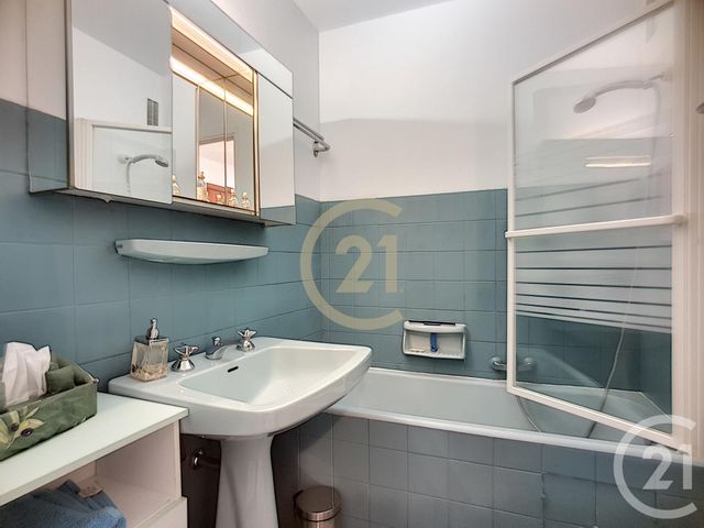 Appartement F2 &agrave; louer - 2 pi&egrave;ces - 48,80 m2 - Cannes La Bocca - 06 - PROVENCE-ALPES-COTE-D-AZUR