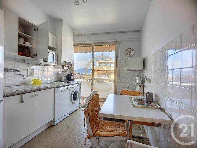 Appartement F2 &agrave; louer - 2 pi&egrave;ces - 48,80 m2 - Cannes La Bocca - 06 - PROVENCE-ALPES-COTE-D-AZUR