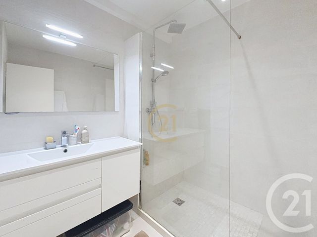 Appartement F3 &agrave; louer - 3 pi&egrave;ces - 72,72 m2 - Antibes - 06 - PROVENCE-ALPES-COTE-D-AZUR