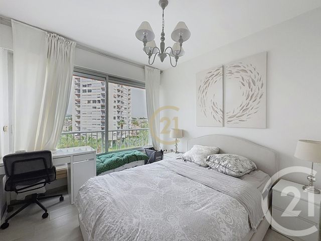 Appartement F3 &agrave; louer - 3 pi&egrave;ces - 72,72 m2 - Antibes - 06 - PROVENCE-ALPES-COTE-D-AZUR