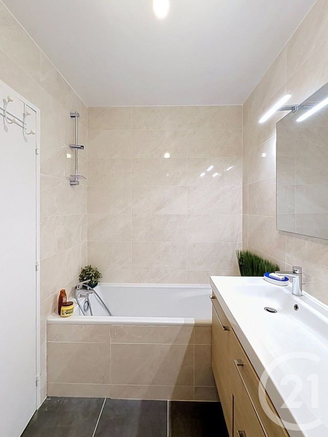 Appartement F4 &agrave; louer - 4 pi&egrave;ces - 88,03 m2 - Courbevoie - 92 - ILE-DE-FRANCE
