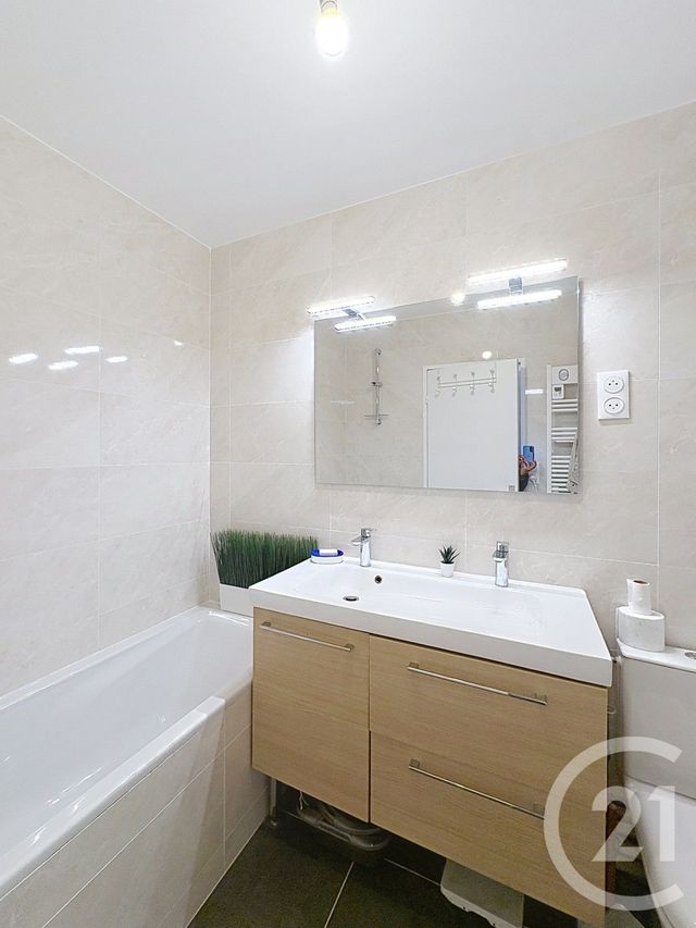 Appartement F4 &agrave; louer - 4 pi&egrave;ces - 88,03 m2 - Courbevoie - 92 - ILE-DE-FRANCE