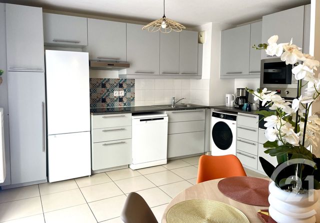 Appartement T3 à vendre - 3 pièces - 66 m2 - Le Lavandou - 83 - PROVENCE-ALPES-COTE-D-AZUR