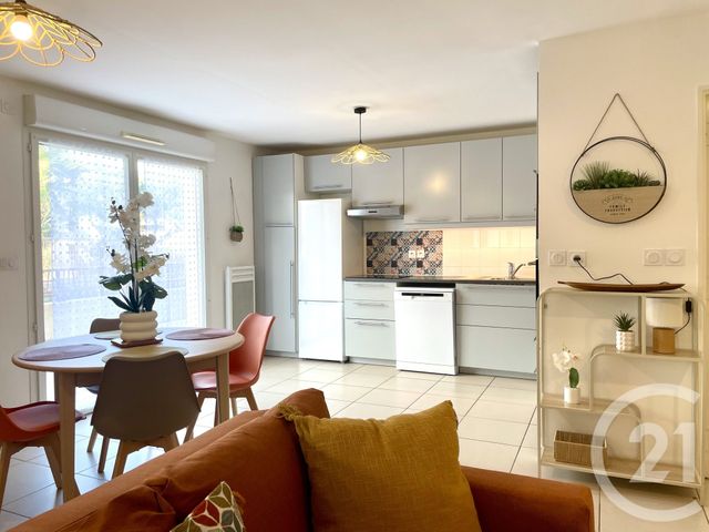 Appartement T3 à vendre - 3 pièces - 66 m2 - Le Lavandou - 83 - PROVENCE-ALPES-COTE-D-AZUR