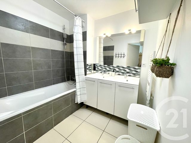 Appartement T3 à vendre - 3 pièces - 66 m2 - Le Lavandou - 83 - PROVENCE-ALPES-COTE-D-AZUR