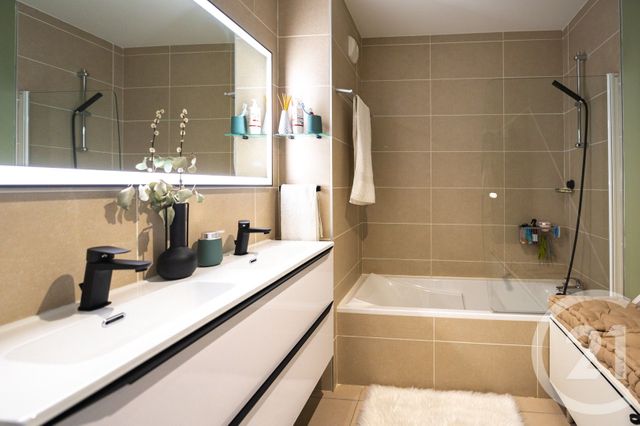 Appartement T3 à vendre - 3 pièces - 66,82 m2 - Bormes Les Mimosas - 83 - PROVENCE-ALPES-COTE-D-AZUR