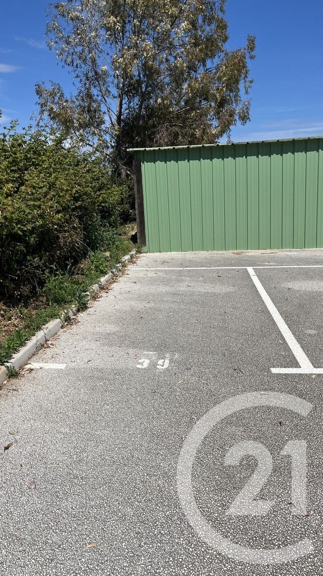 parking - LA LONDE LES MAURES - 83