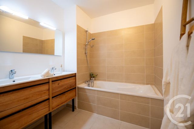 Appartement T4 à vendre - 4 pièces - 80 m2 - Le Lavandou - 83 - PROVENCE-ALPES-COTE-D-AZUR