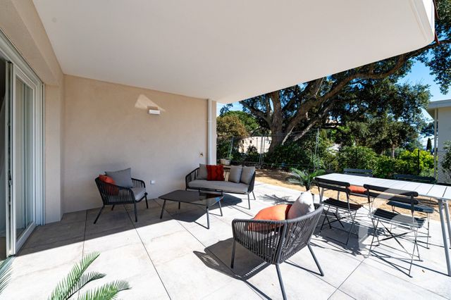 Appartement T4 à vendre - 4 pièces - 80 m2 - Le Lavandou - 83 - PROVENCE-ALPES-COTE-D-AZUR