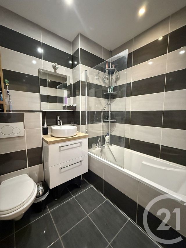 Appartement F3 bis &agrave; louer - 4 pi&egrave;ces - 73 m2 - St Pierre En Faucigny - 74 - RHONE-ALPES