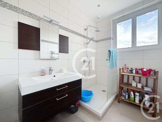 Maison à louer - 8 pièces - 150 m2 - Colombelles - 14 - BASSE-NORMANDIE