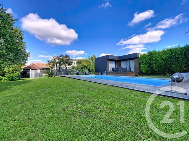 Maison à vendre - 7 pièces - 220 m2 - Tonnay Charente - 17 - POITOU-CHARENTES