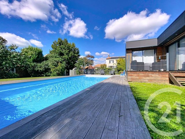 Maison à vendre - 7 pièces - 220 m2 - Tonnay Charente - 17 - POITOU-CHARENTES