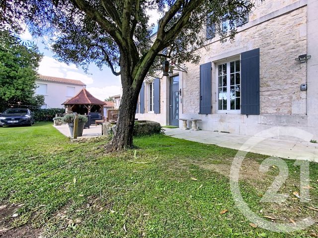 Maison à vendre - 7 pièces - 220 m2 - Tonnay Charente - 17 - POITOU-CHARENTES
