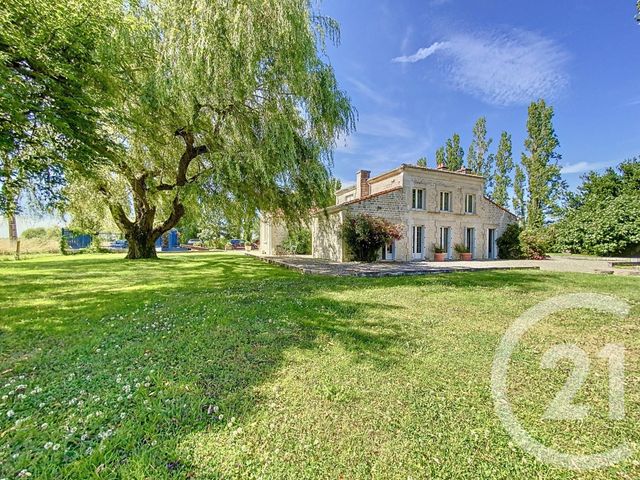 Maison à vendre - 8 pièces - 190 m2 - Tonnay Charente - 17 - POITOU-CHARENTES