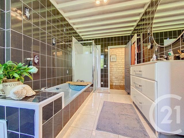 Maison à vendre - 8 pièces - 190 m2 - Tonnay Charente - 17 - POITOU-CHARENTES