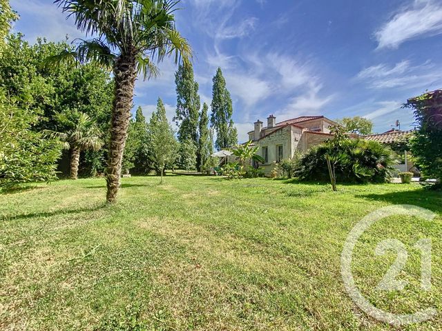 Maison à vendre - 8 pièces - 190 m2 - Tonnay Charente - 17 - POITOU-CHARENTES