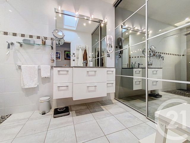 Maison à vendre - 5 pièces - 160 m2 - Tonnay Charente - 17 - POITOU-CHARENTES