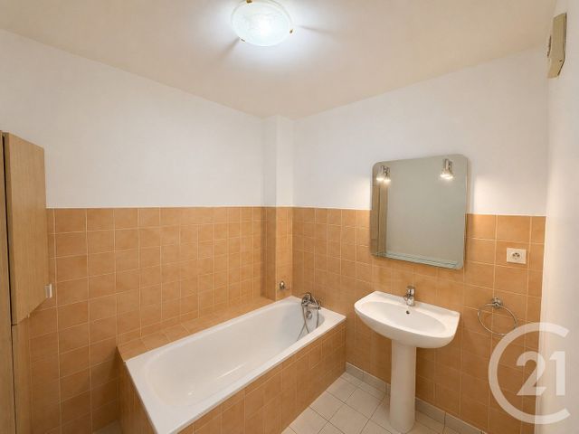 Appartement F3 &agrave; louer - 3 pi&egrave;ces - 65,70 m2 - St Etienne - 42 - RHONE-ALPES