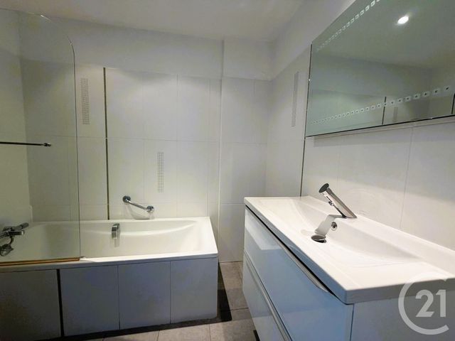 Appartement F3 &agrave; louer - 3 pi&egrave;ces - 75,81 m2 - Le Cannet - 06 - PROVENCE-ALPES-COTE-D-AZUR