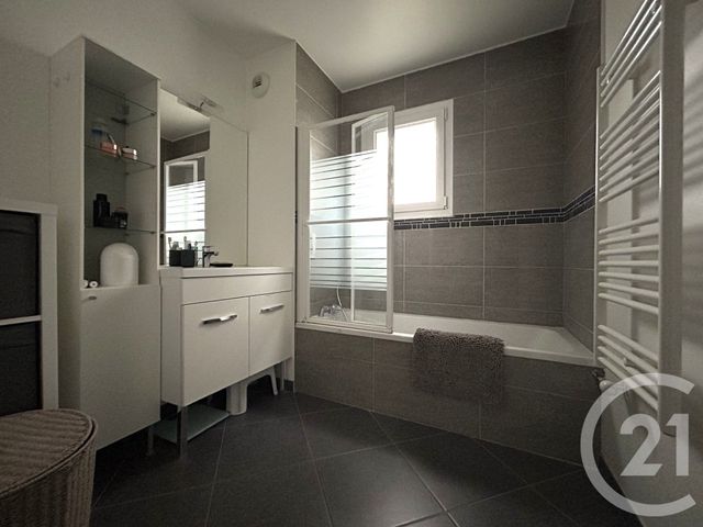 Appartement F3 &agrave; louer - 3 pi&egrave;ces - 77,29 m2 - St Julien En Genevois - 74 - RHONE-ALPES