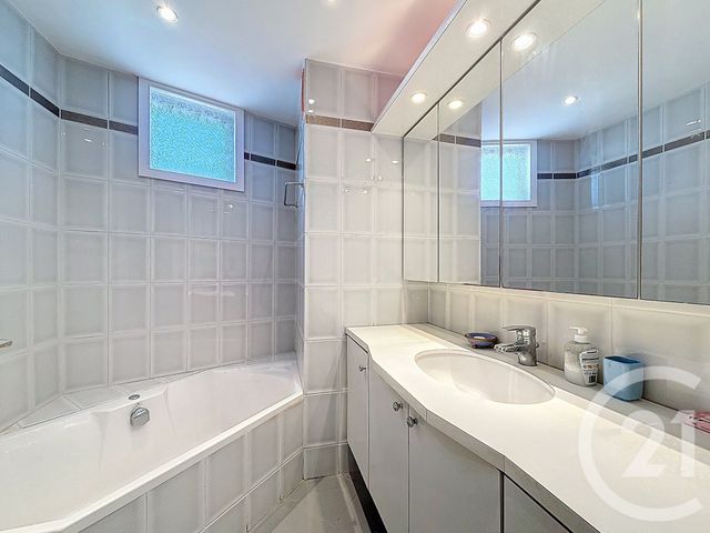 Appartement T4 &agrave; louer - 3 pi&egrave;ces - 76,27 m2 - Cannes La Bocca - 06 - PROVENCE-ALPES-COTE-D-AZUR