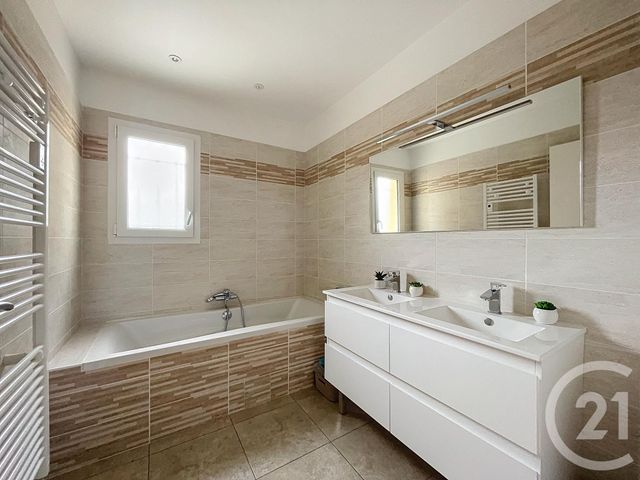 Maison &agrave; louer - 5 pi&egrave;ces - 148,02 m2 - La Roquette Sur Siagne - 06 - PROVENCE-ALPES-COTE-D-AZUR