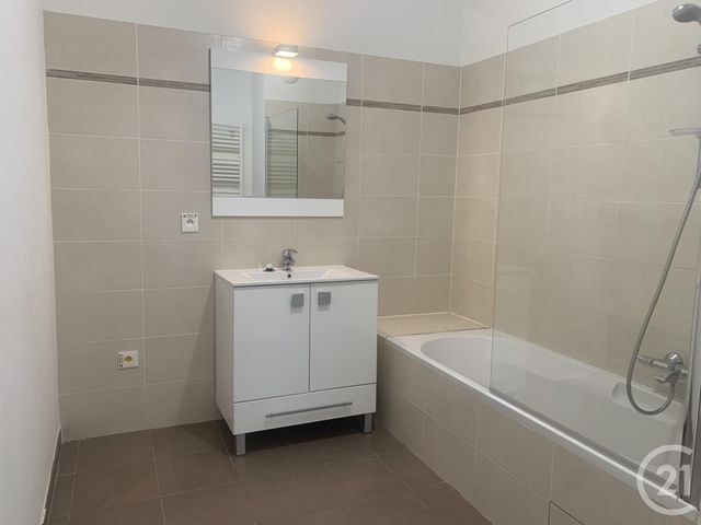 Appartement F3 &agrave; louer - 3 pi&egrave;ces - 65,20 m2 - St Laurent Du Var - 06 - PROVENCE-ALPES-COTE-D-AZUR