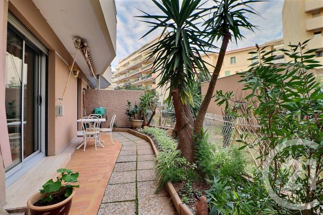 Appartement F3 à vendre - 3 pièces - 80 m2 - St Raphael - 83 - PROVENCE-ALPES-COTE-D-AZUR