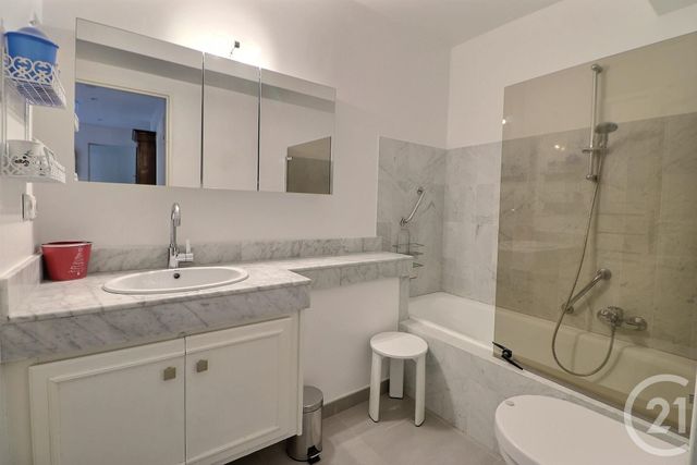 Appartement F3 à vendre - 3 pièces - 80 m2 - St Raphael - 83 - PROVENCE-ALPES-COTE-D-AZUR