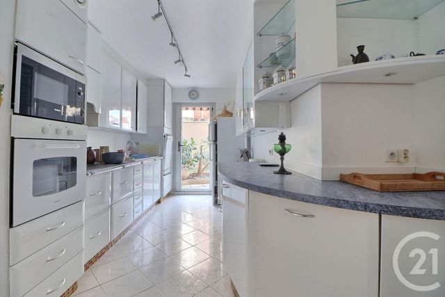 Appartement F3 à vendre - 3 pièces - 80 m2 - St Raphael - 83 - PROVENCE-ALPES-COTE-D-AZUR