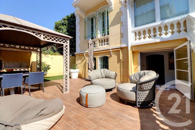 Maison à vendre - 7 pièces - 244 m2 - St Raphael - 83 - PROVENCE-ALPES-COTE-D-AZUR