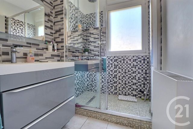 Appartement F3 à vendre - 3 pièces - 78,46 m2 - St Raphael - 83 - PROVENCE-ALPES-COTE-D-AZUR