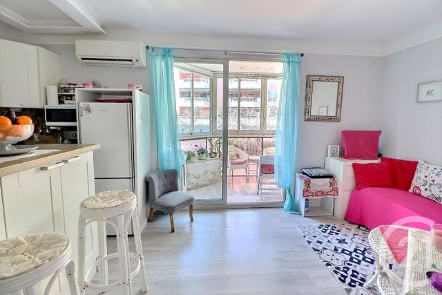 Appartement T2 à vendre - 2 pièces - 29 m2 - St Raphael - 83 - PROVENCE-ALPES-COTE-D-AZUR