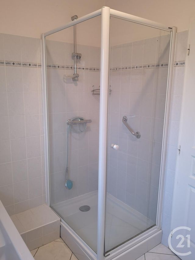 Appartement F4 &agrave; louer - 4 pi&egrave;ces - 100,95 m2 - Bruyeres - 88 - LORRAINE