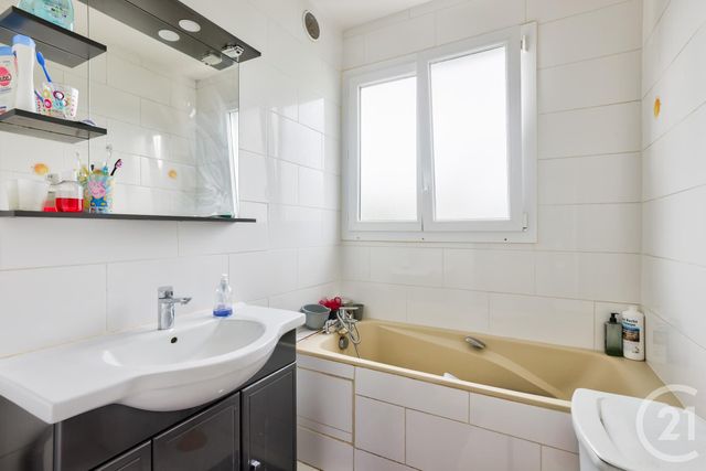 Appartement F4 à vendre - 4 pièces - 71 m2 - La Courneuve - 93 - ILE-DE-FRANCE