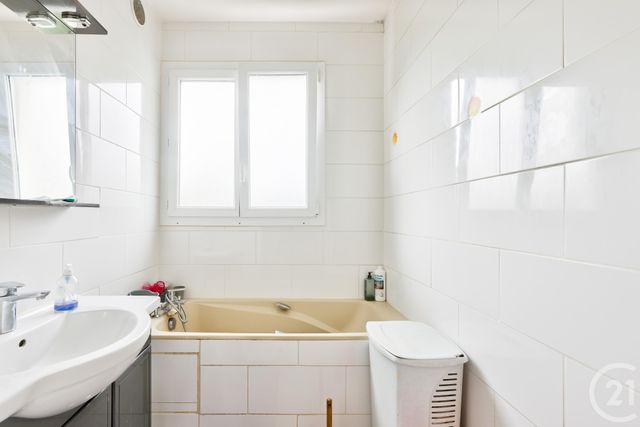 Appartement F4 à vendre - 4 pièces - 71 m2 - La Courneuve - 93 - ILE-DE-FRANCE