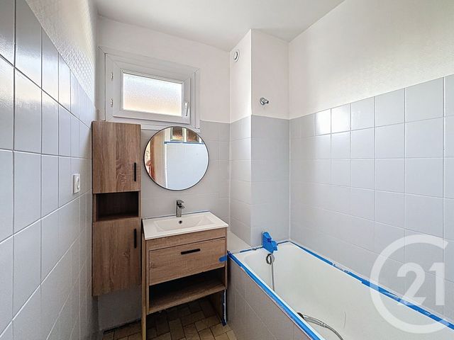 Maison &agrave; louer - 5 pi&egrave;ces - 93,50 m2 - Ploumagoar - 22 - BRETAGNE