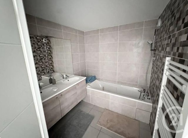 Appartement T4 &agrave; louer - 4 pi&egrave;ces - 86,64 m2 - Charbonnieres Les Bains - 69 - RHONE-ALPES