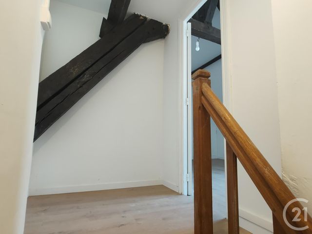 Appartement F2 bis à louer - 2 pièces - 70,76 m2 - Sancoins - 18 - CENTRE